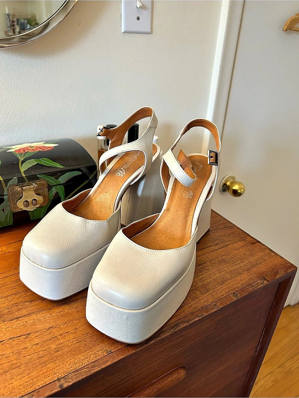 L’intervalle White Platform Heels